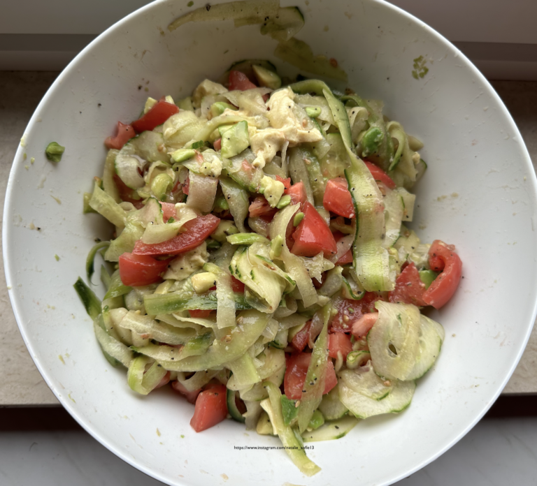 Lieblingssalat Zucchininudeln, Tomaten, Avocado